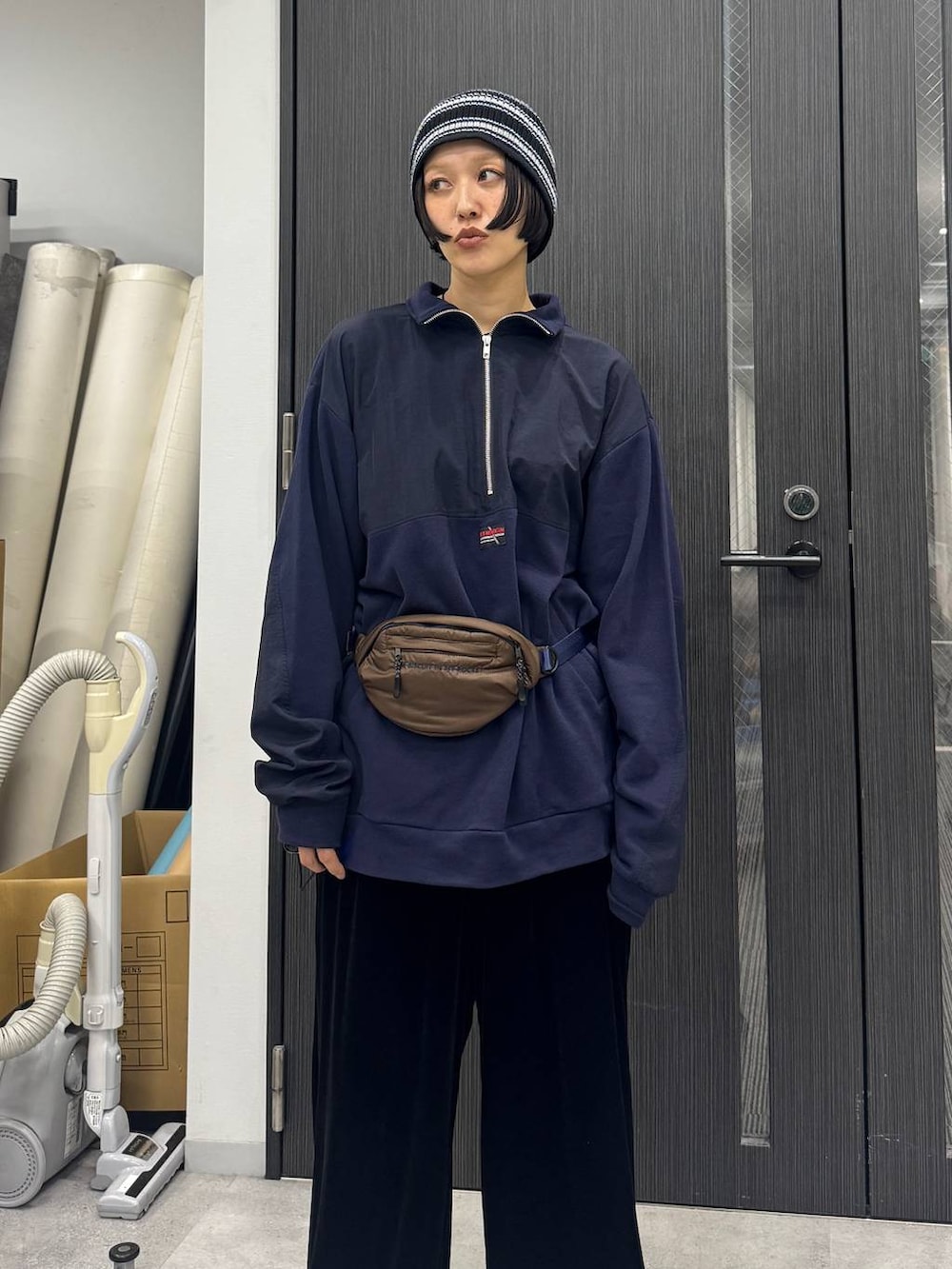 ブラック系のブーツ、ブラック系のその他パンツ、ブルー系のスウェットを着用したレディースの夏コーディネートの3枚目の写真