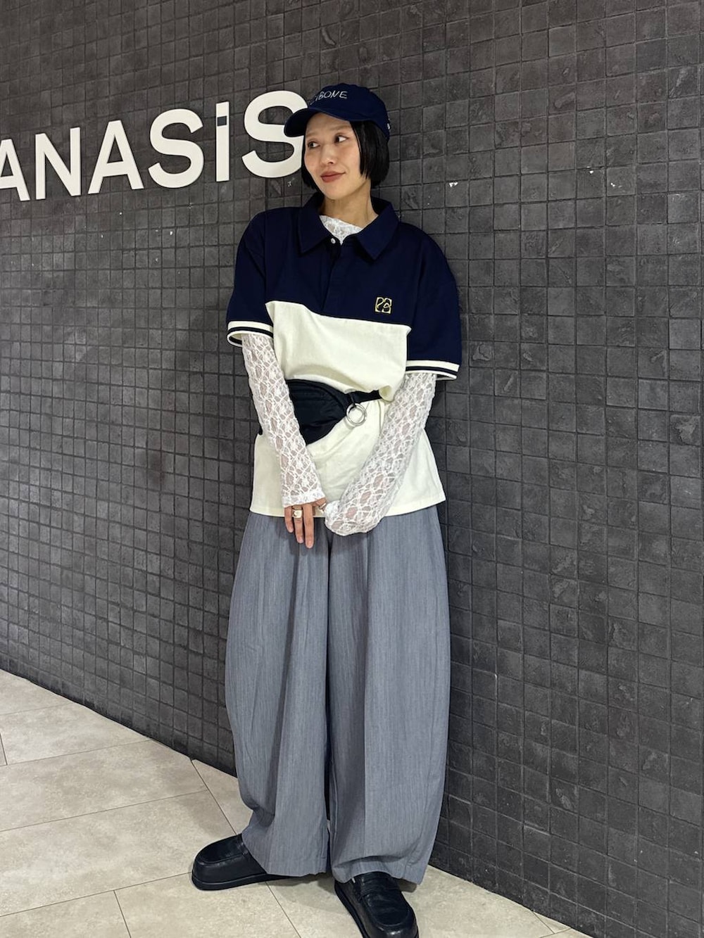 ホワイト系のTシャツ/カットソー、ブラック系のローファー、グレー系のスラックスを着用したレディースの春コーディネートの8枚目の写真