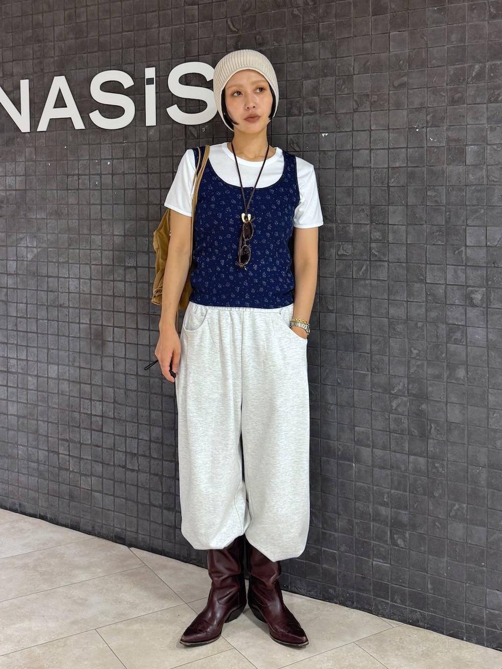 ブルー系のタンクトップ、ホワイト系のTシャツ/カットソー、ベージュ系のスウェットパンツを着用したレディースの夏コーディネートの3枚目の写真