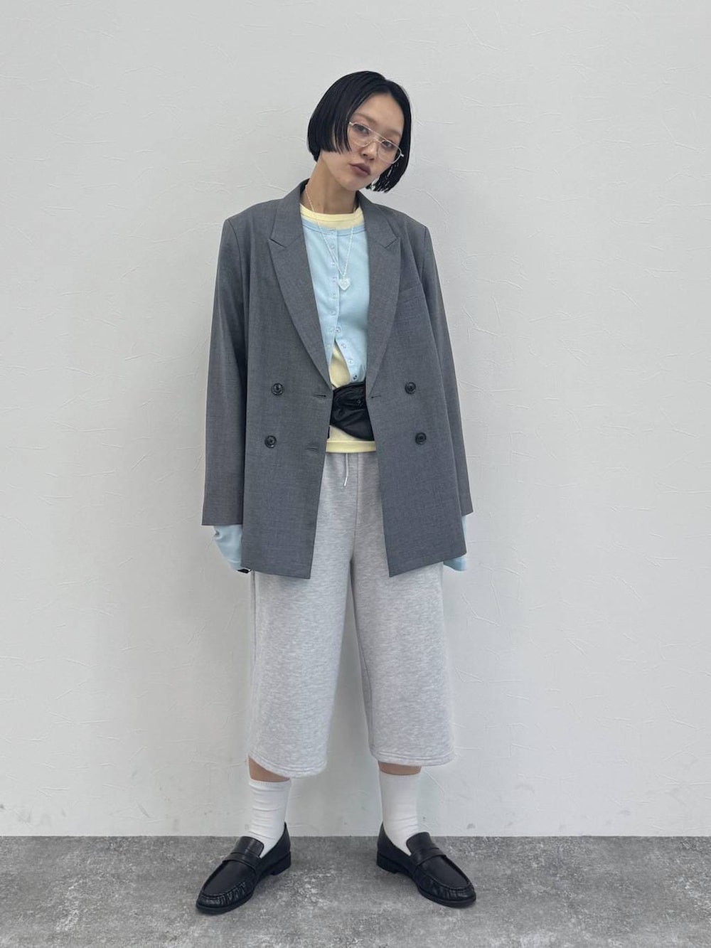 ブラック系のローファー、グレー系のテーラードジャケットを着用したレディースの冬コーディネートの7枚目の写真