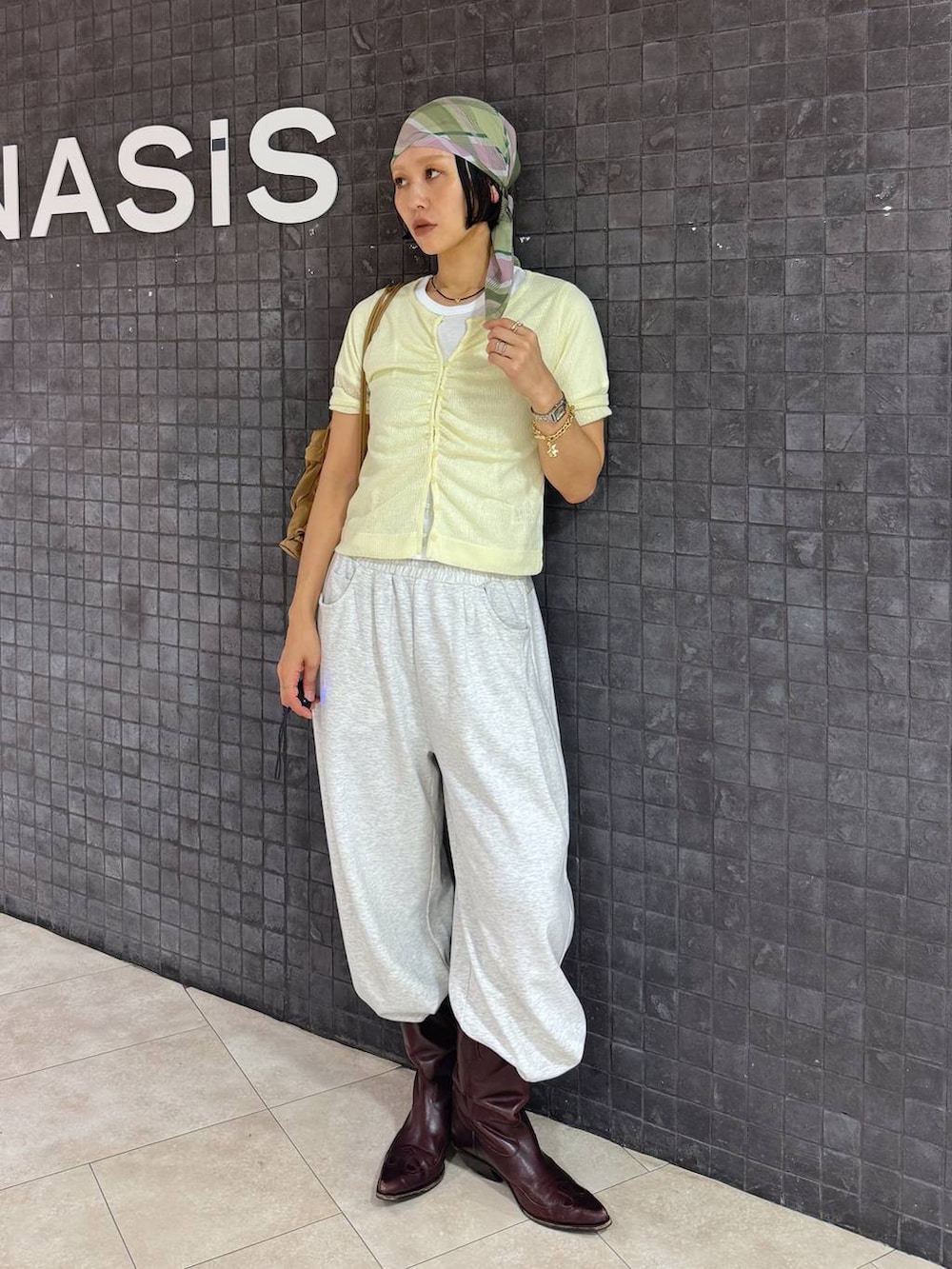 ホワイト系のTシャツ/カットソー、ベージュ系のスウェットパンツ、ピンク系のバンダナ/スカーフを着用したレディースの夏コーディネートの3枚目の写真