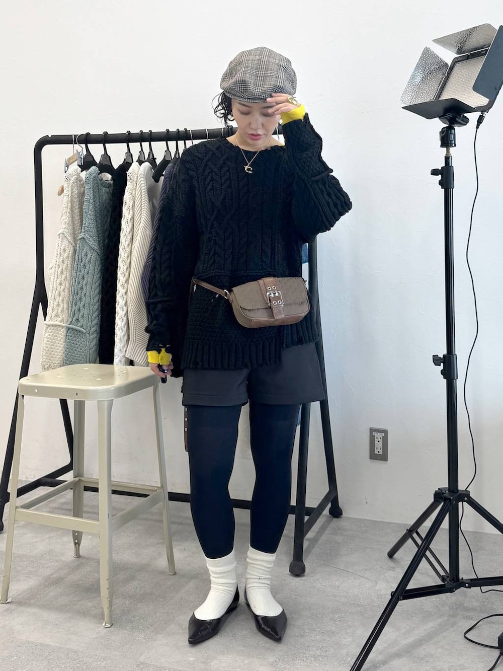 ブラック系のその他パンツ、グレー系のニット/セーター、ブラック系のニット/セーターを着用したレディースの秋コーディネートの7枚目の写真