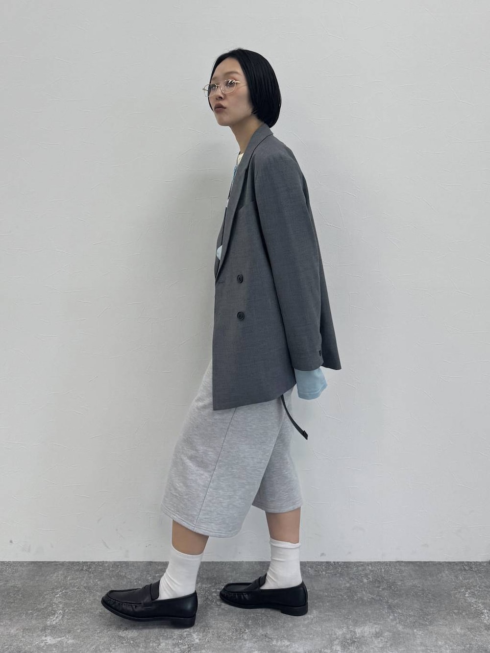 ブラック系のローファー、グレー系のテーラードジャケットを着用したレディースの冬コーディネートの3枚目の写真