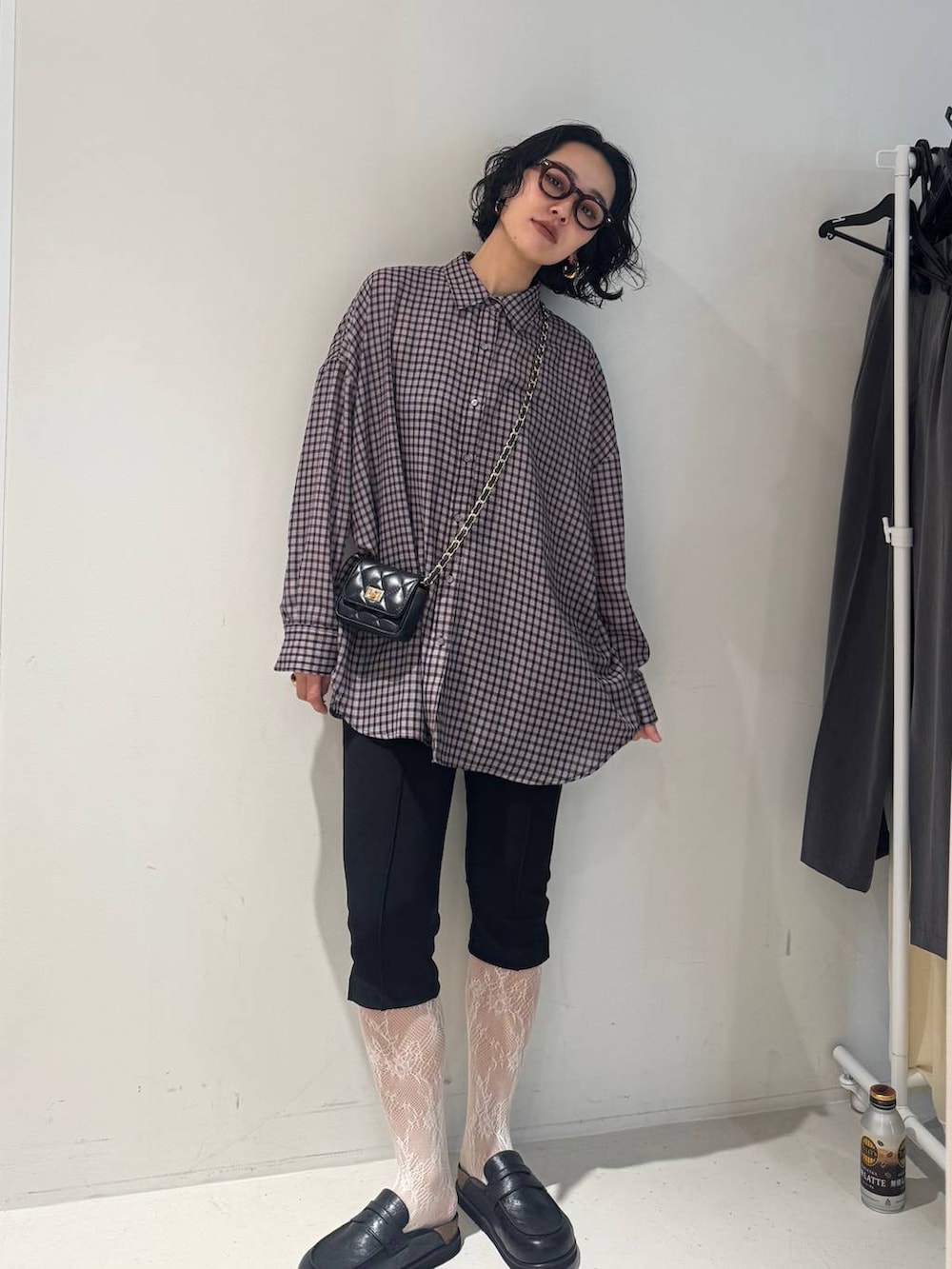 ブラック系のその他パンツを着用したレディースの冬コーディネートの7枚目の写真