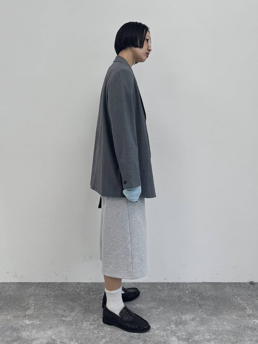 ブラック系のローファー、グレー系のテーラードジャケットを着用したレディースの冬コーディネートの5枚目の写真