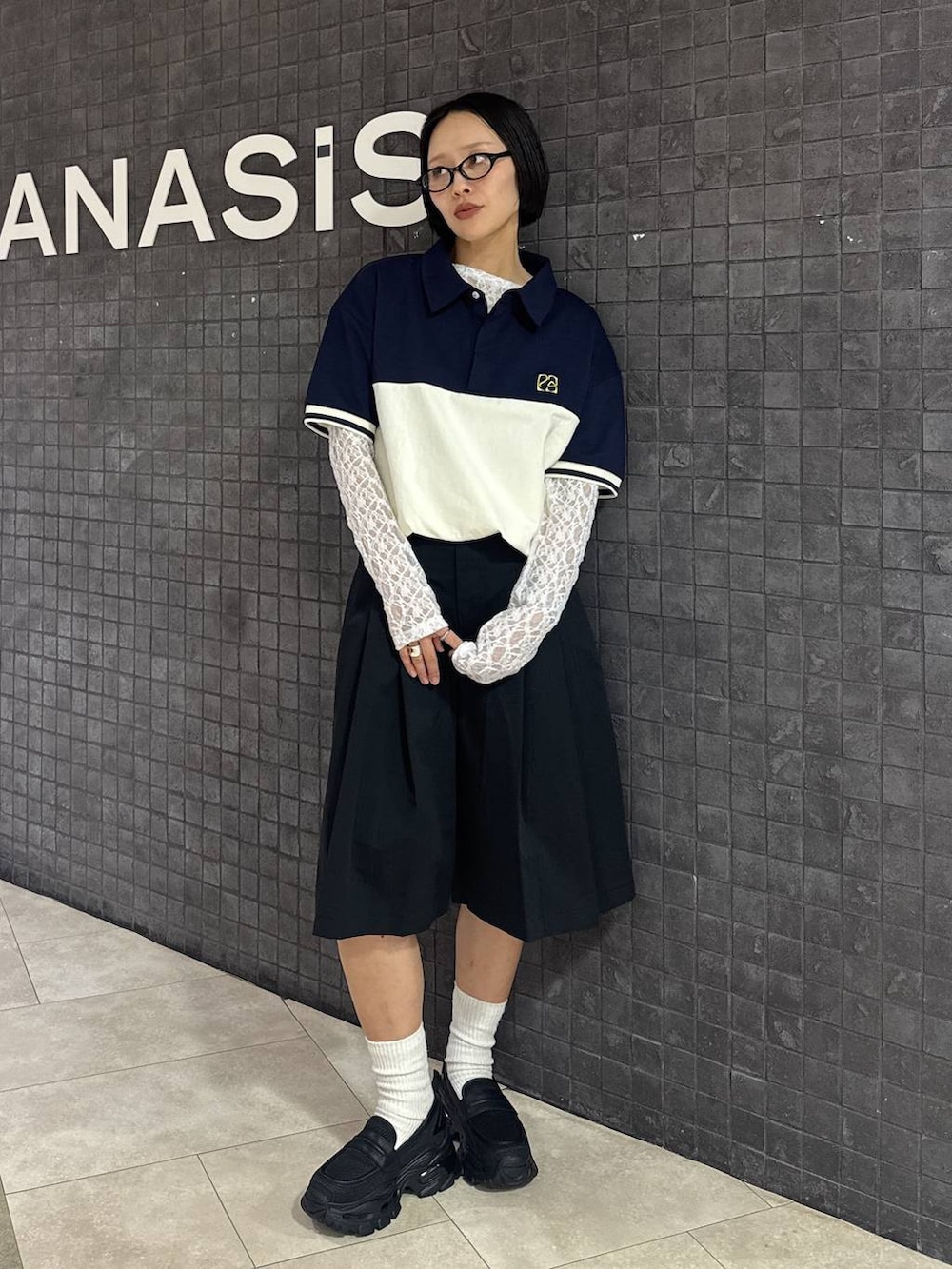 ブラック系のローファー、ホワイト系のTシャツ/カットソー、ブラック系のその他パンツを着用したレディースの春コーディネートの6枚目の写真