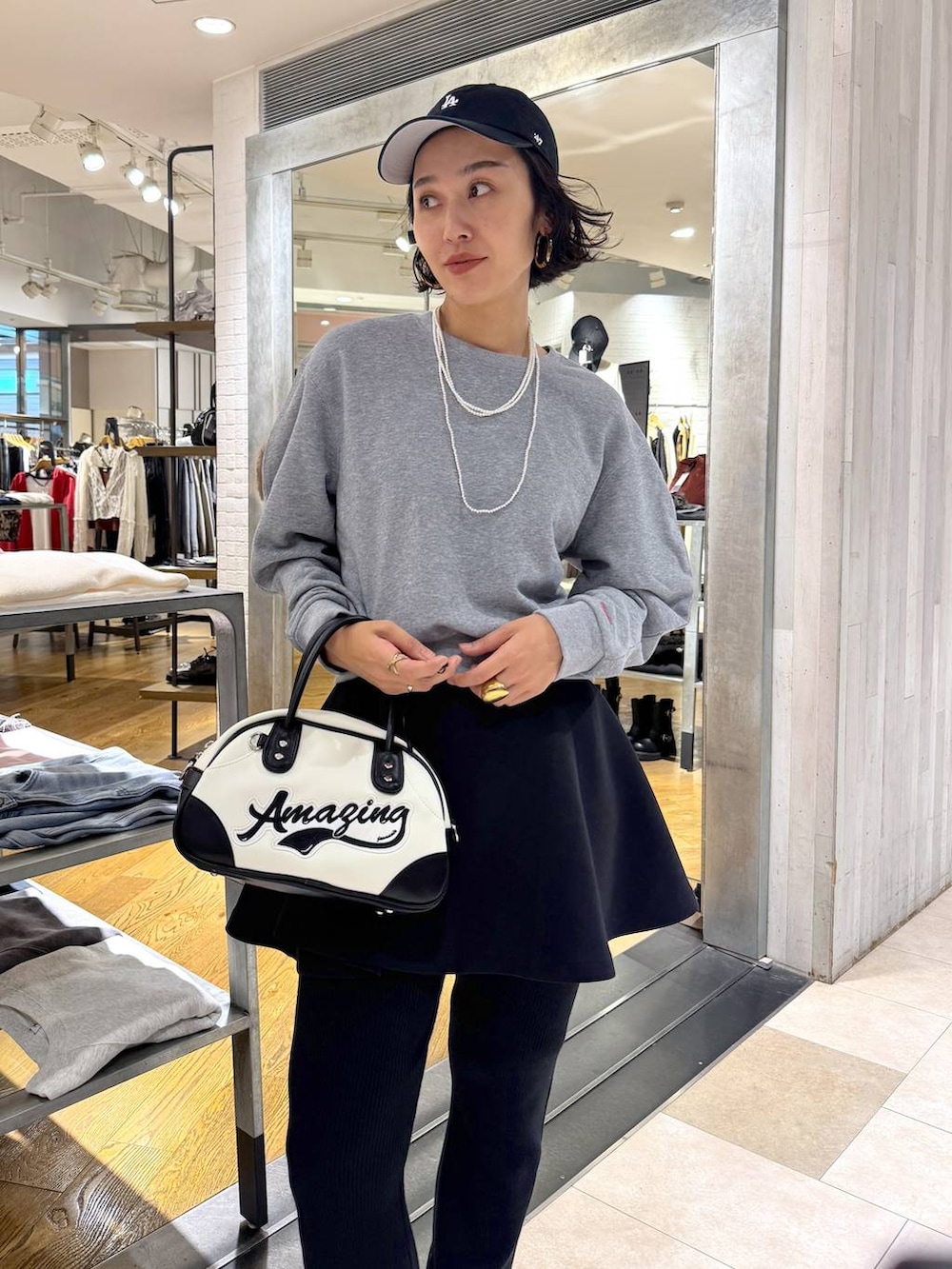 ブラック系のパンプス、ホワイト系のショルダーバッグ、ブラック系のその他パンツを着用したレディースの秋コーディネートの5枚目の写真