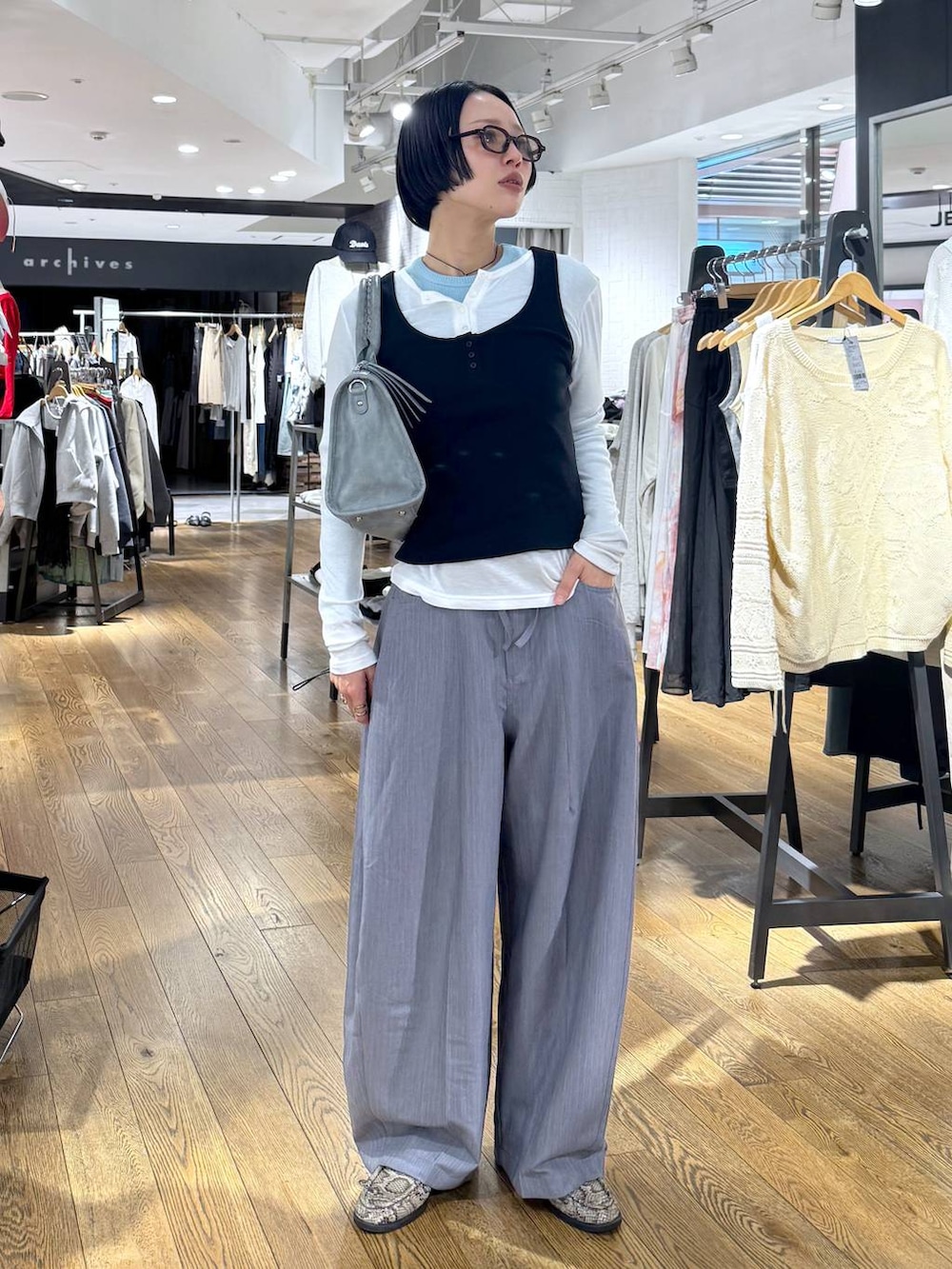 ホワイト系のTシャツ/カットソー、ベージュ系のローファー、ブルー系のTシャツ/カットソーを着用したレディースの春コーディネートの2枚目の写真