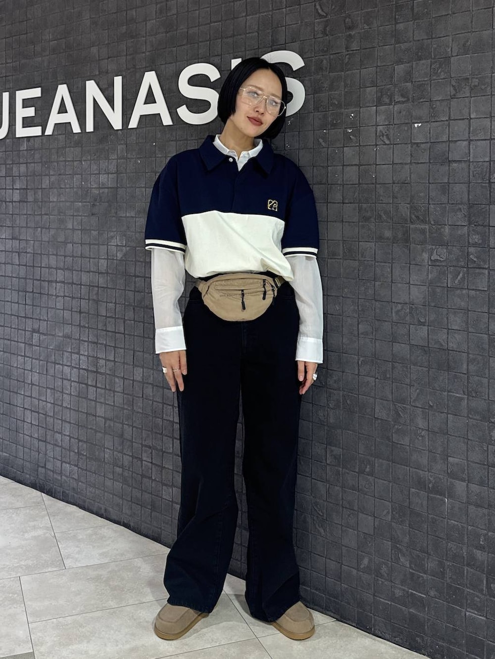 ベージュ系のローファー、ブラック系のデニムパンツ、ホワイト系のシャツ/ブラウスを着用したレディースの春コーディネートの5枚目の写真