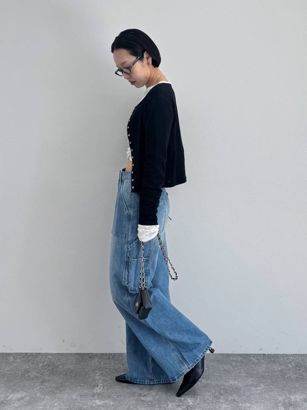 ブラック系のローファー、ホワイト系のTシャツ/カットソーを着用したレディースの冬コーディネートの3枚目の写真