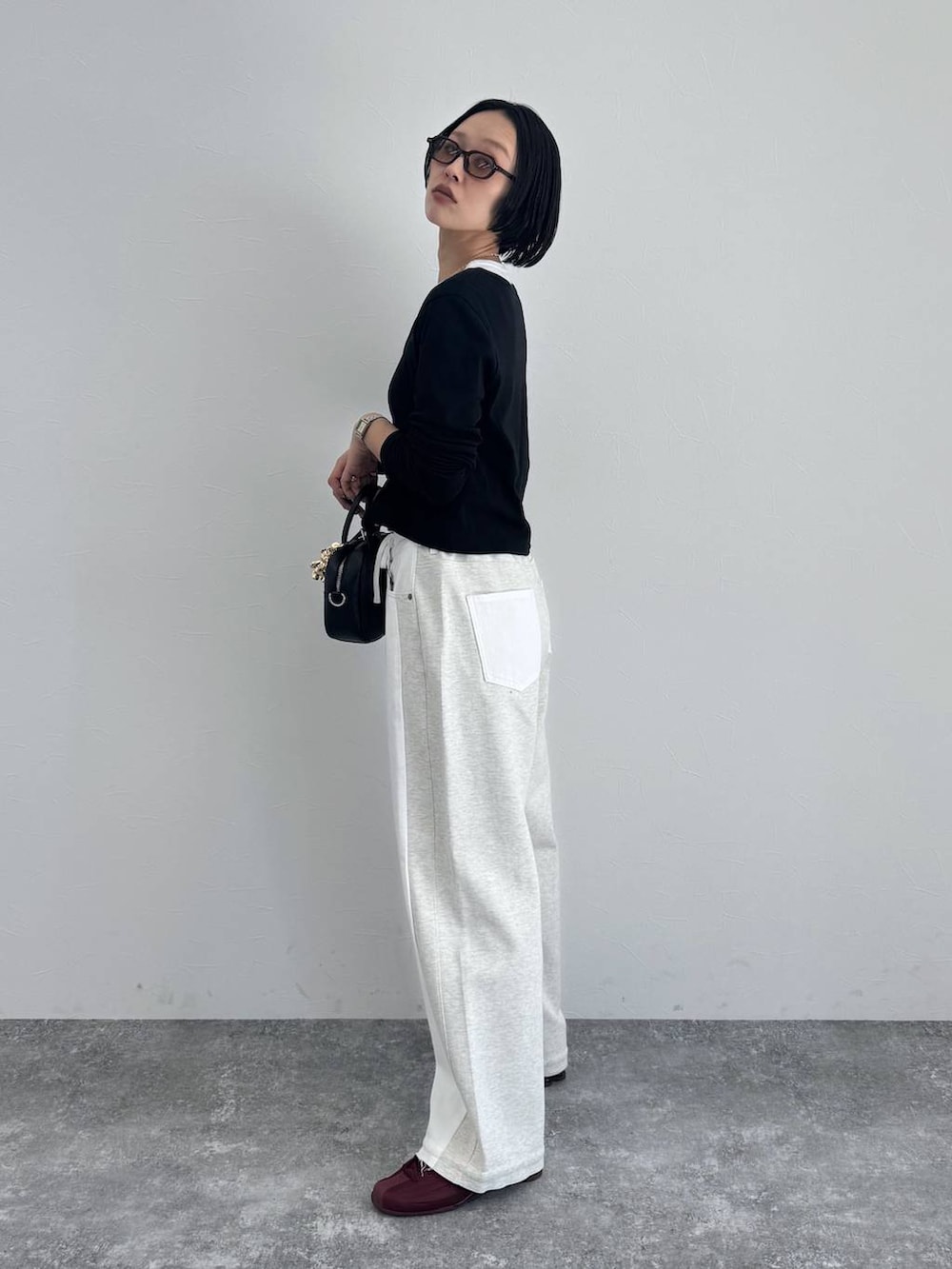 ブラック系のショルダーバッグを着用したレディースの冬コーディネートの3枚目の写真