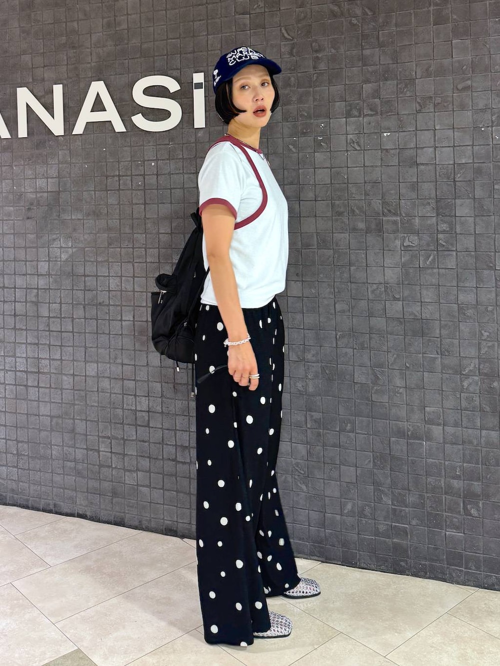 ブラック系のその他パンツ、シルバー系のパンプスを着用したレディースの夏コーディネートの2枚目の写真