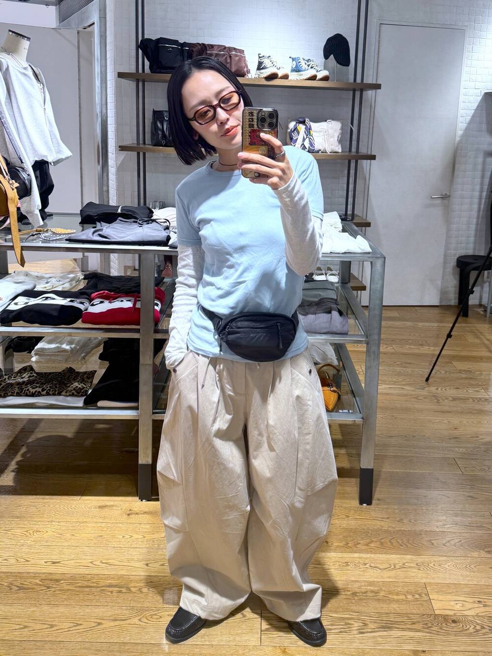 ブラック系のローファー、ベージュ系のその他パンツを着用したレディースの春コーディネートの5枚目の写真