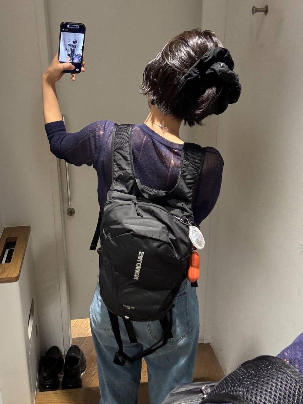 ブルー系のカーディガン/ボレロ、ブラック系のバックパック/リュックを着用したレディースの冬コーディネートの2枚目の写真