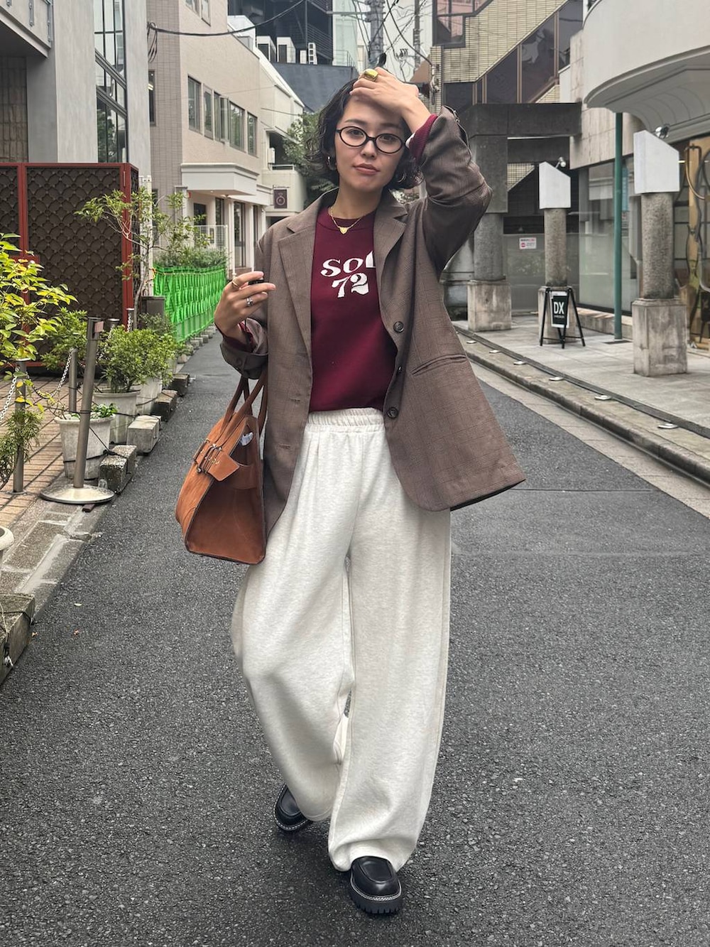 ベージュ系のスウェットパンツ、ブラウン系のテーラードジャケット、ブラック系のローファーを着用したレディースの秋コーディネートの5枚目の写真