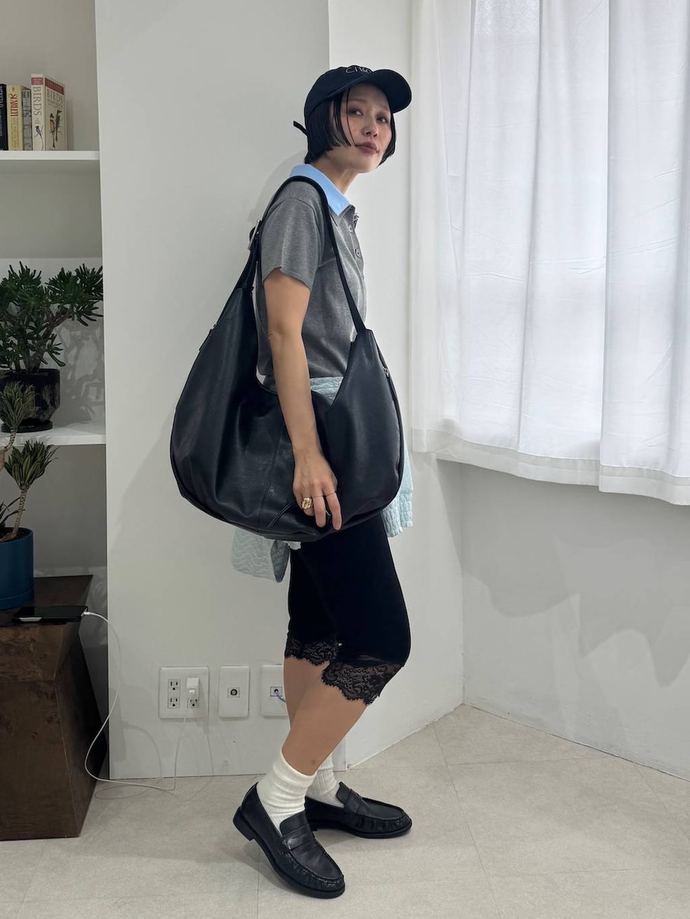 ブラック系のローファー、ブルー系のパーカー、ブラック系のレギンス/スパッツを着用したレディースの春コーディネートの2枚目の写真