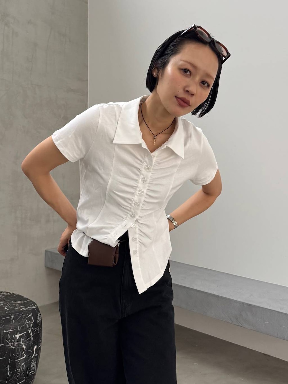 ブラウン系のブーツ、ブラック系のデニムパンツ、ホワイト系のシャツ/ブラウスを着用したレディースの春コーディネートの3枚目の写真