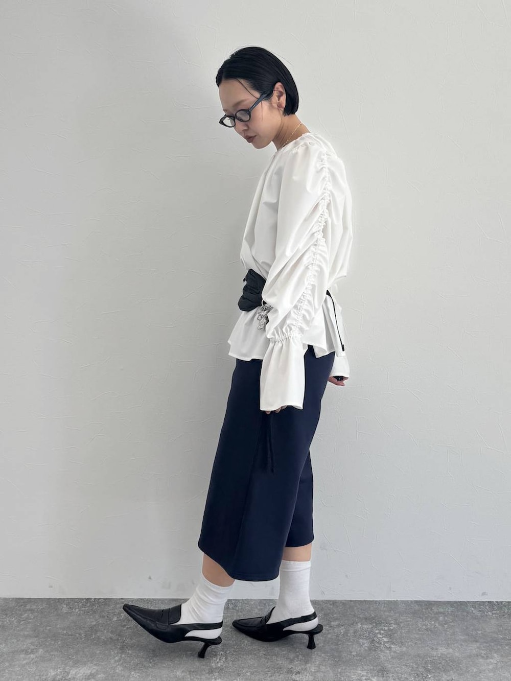 ブラック系のローファーを着用したレディースの冬コーディネートの4枚目の写真