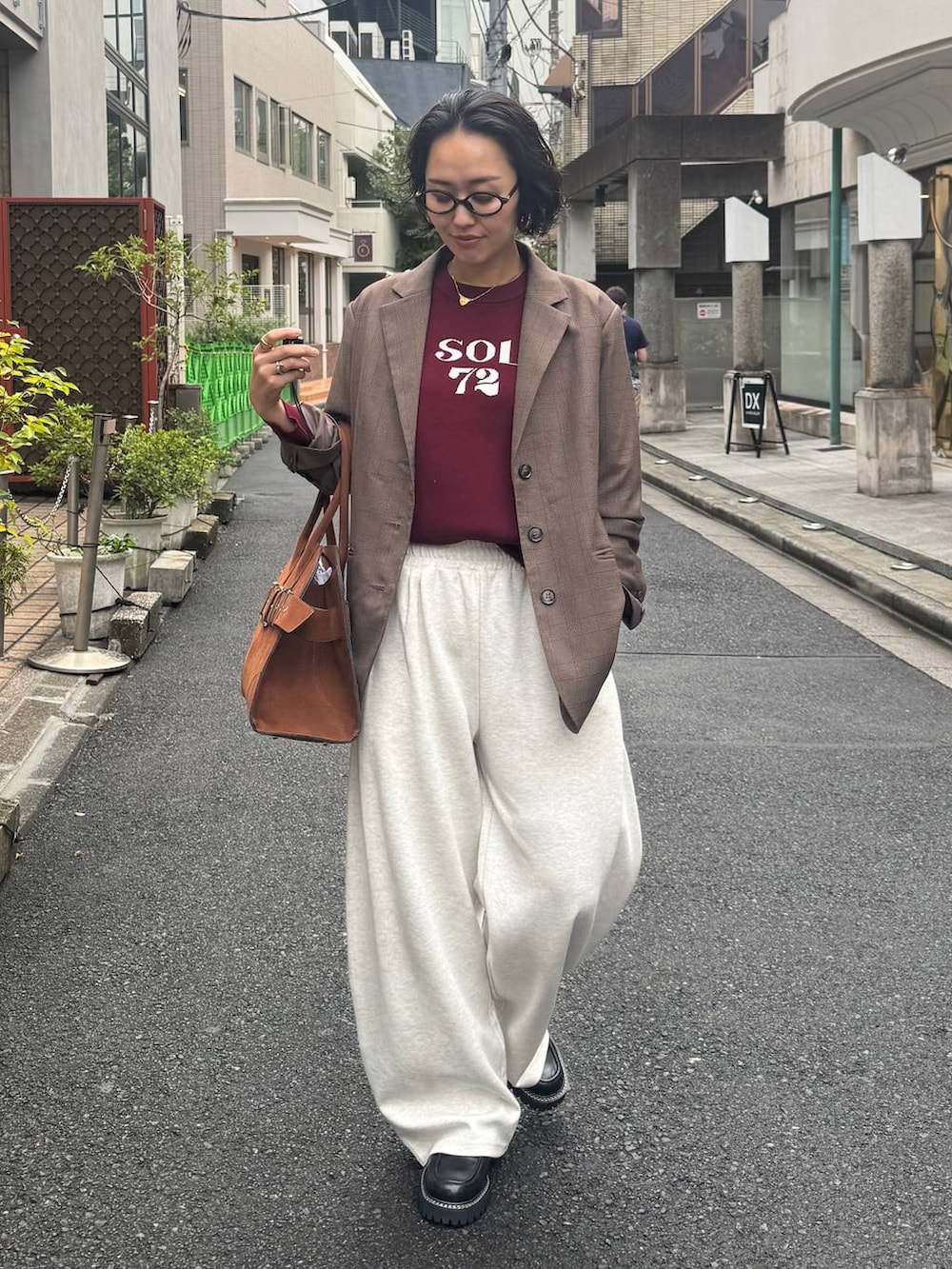 ベージュ系のスウェットパンツ、ブラウン系のテーラードジャケット、ブラック系のローファーを着用したレディースの秋コーディネートの6枚目の写真