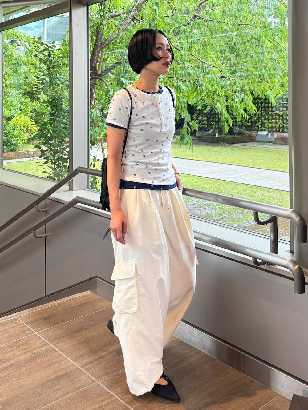 ブラック系のサンダル、ブルー系のTシャツ/カットソー、ホワイト系のTシャツ/カットソーを着用したレディースの夏コーディネートの6枚目の写真