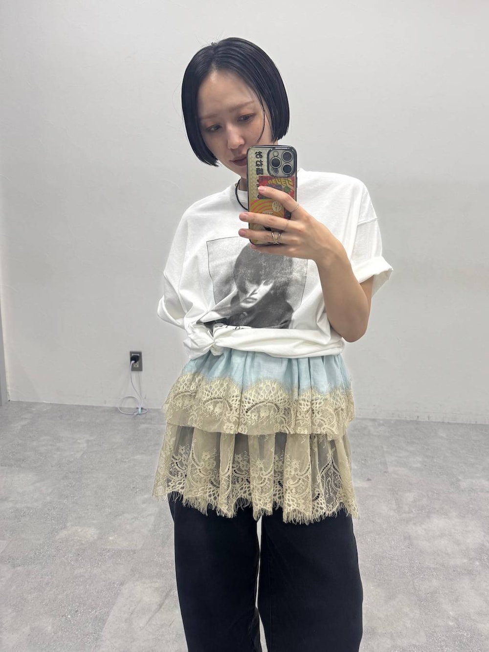 ブラウン系のパンプス、ブラック系のデニムパンツ、ホワイト系のTシャツ/カットソーを着用したレディースの春コーディネートの3枚目の写真