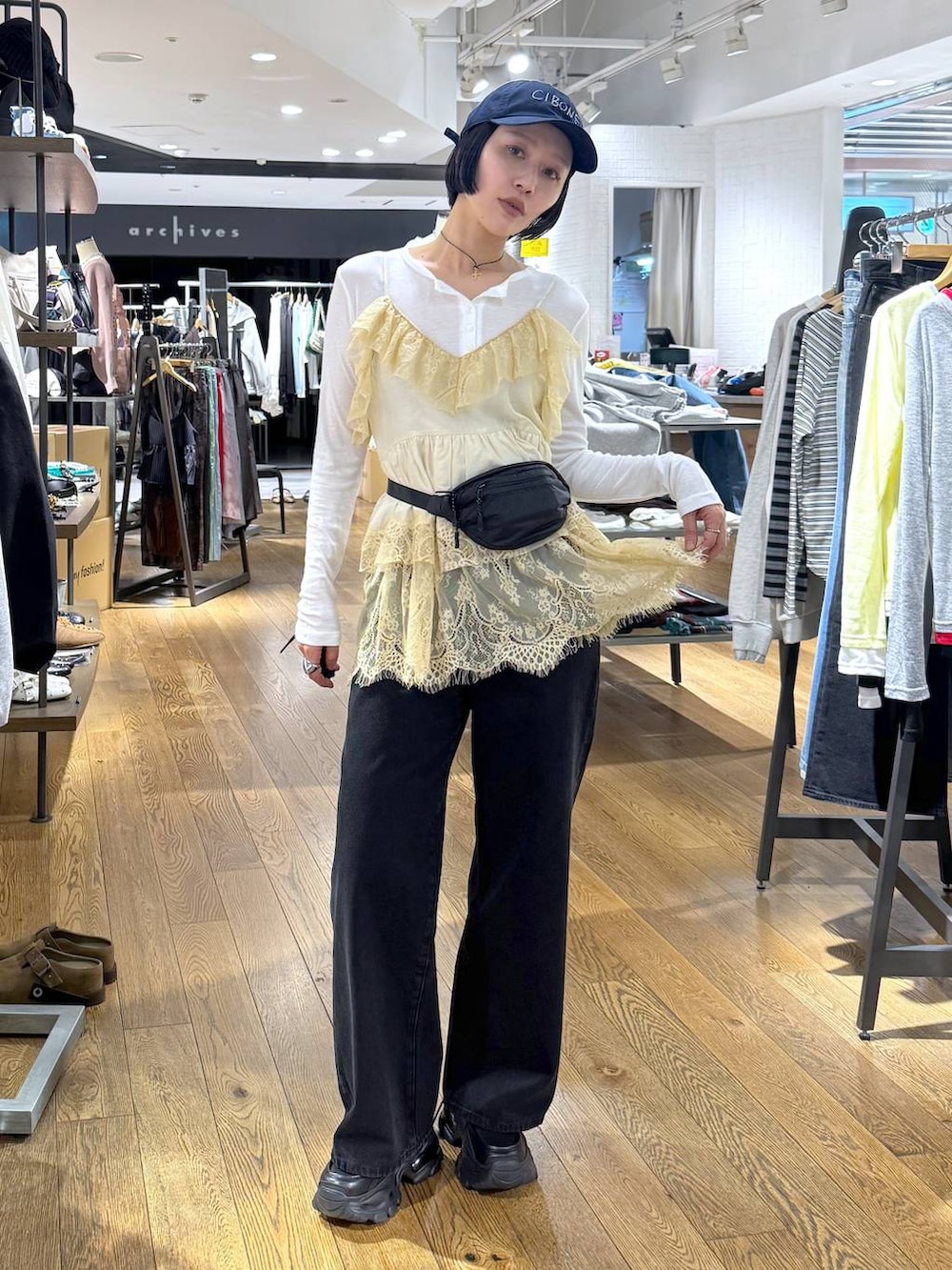 ホワイト系のTシャツ/カットソー、ブラック系のデニムパンツを着用したレディースの春コーディネートの7枚目の写真