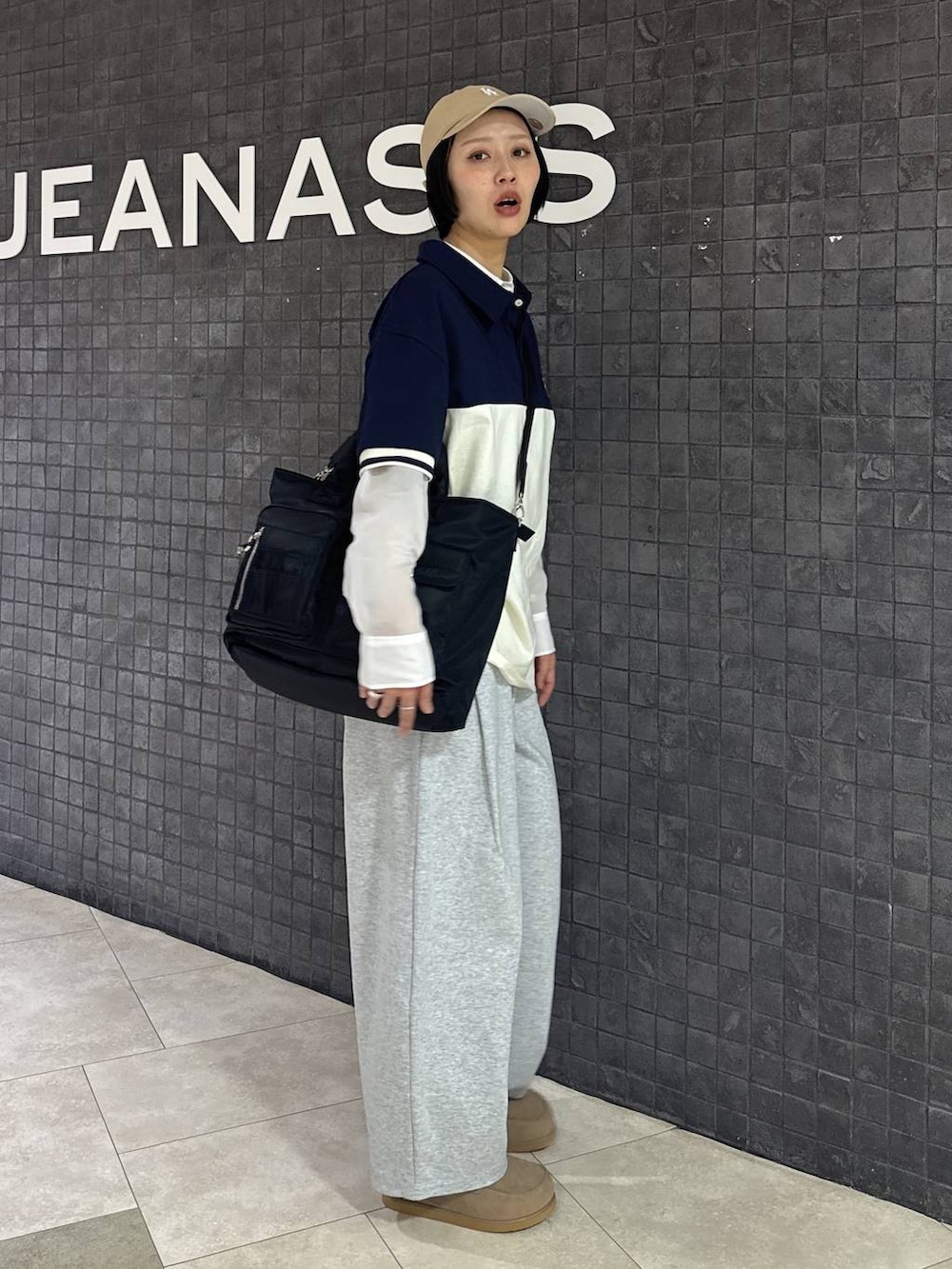 ブラック系のトートバッグ、ベージュ系のローファー、ホワイト系のシャツ/ブラウスを着用したレディースの春コーディネートの6枚目の写真