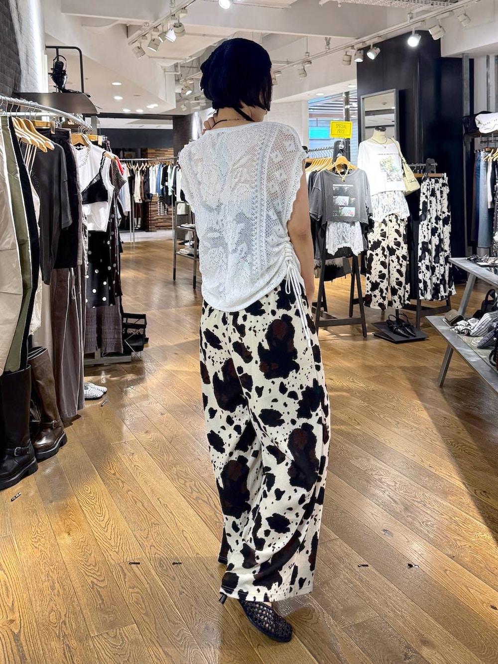 ベージュ系のその他パンツ、ホワイト系のニット/セーター、ブラック系のパンプスを着用したレディースの夏コーディネートの2枚目の写真