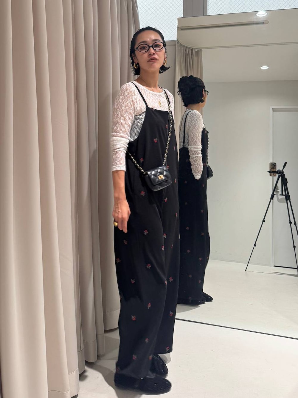 ホワイト系のTシャツ/カットソーを着用したレディースの冬コーディネートの3枚目の写真