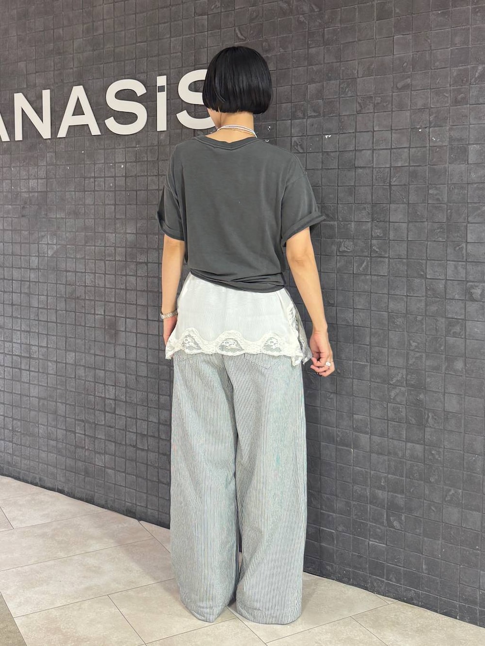 ホワイト系のキャミソール、グレー系のTシャツ/カットソー、ブラック系のパンプスを着用したレディースの夏コーディネートの4枚目の写真