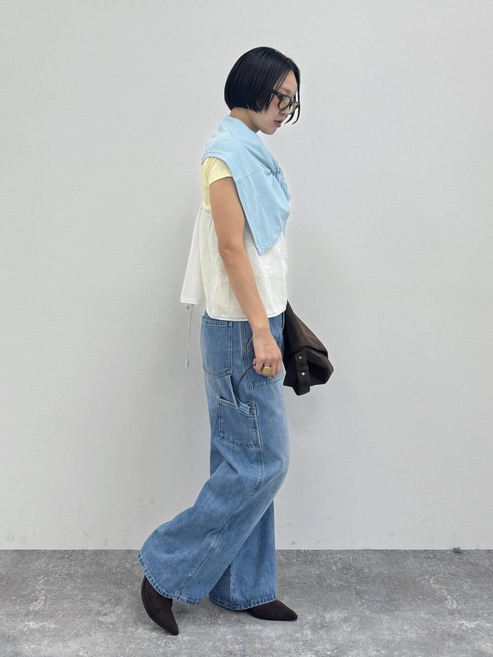 ブラウン系のブーツ、ブラウン系のショルダーバッグを着用したレディースの冬コーディネートの4枚目の写真