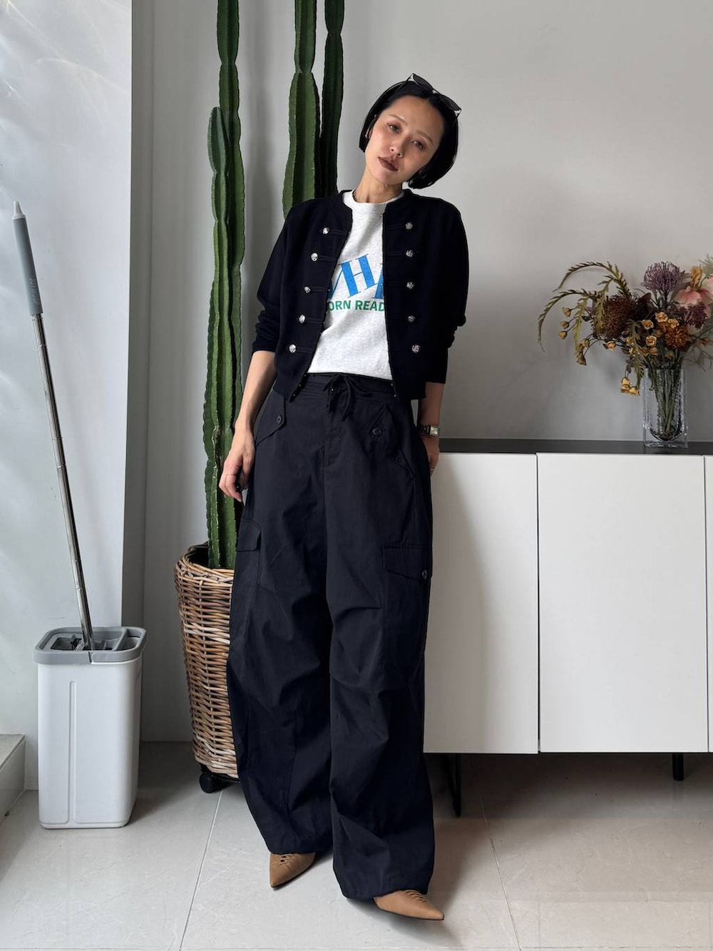 ブラック系のカーゴパンツ、グレー系のTシャツ/カットソー、ブラック系のカーディガン/ボレロを着用したレディースの夏コーディネートの4枚目の写真