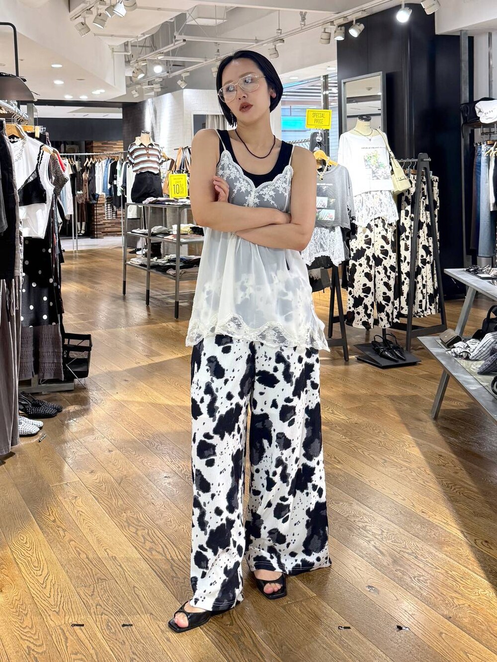 ブラック系のその他パンツ、ホワイト系のキャミソール、ブラック系のタンクトップを着用したレディースの夏コーディネートの5枚目の写真