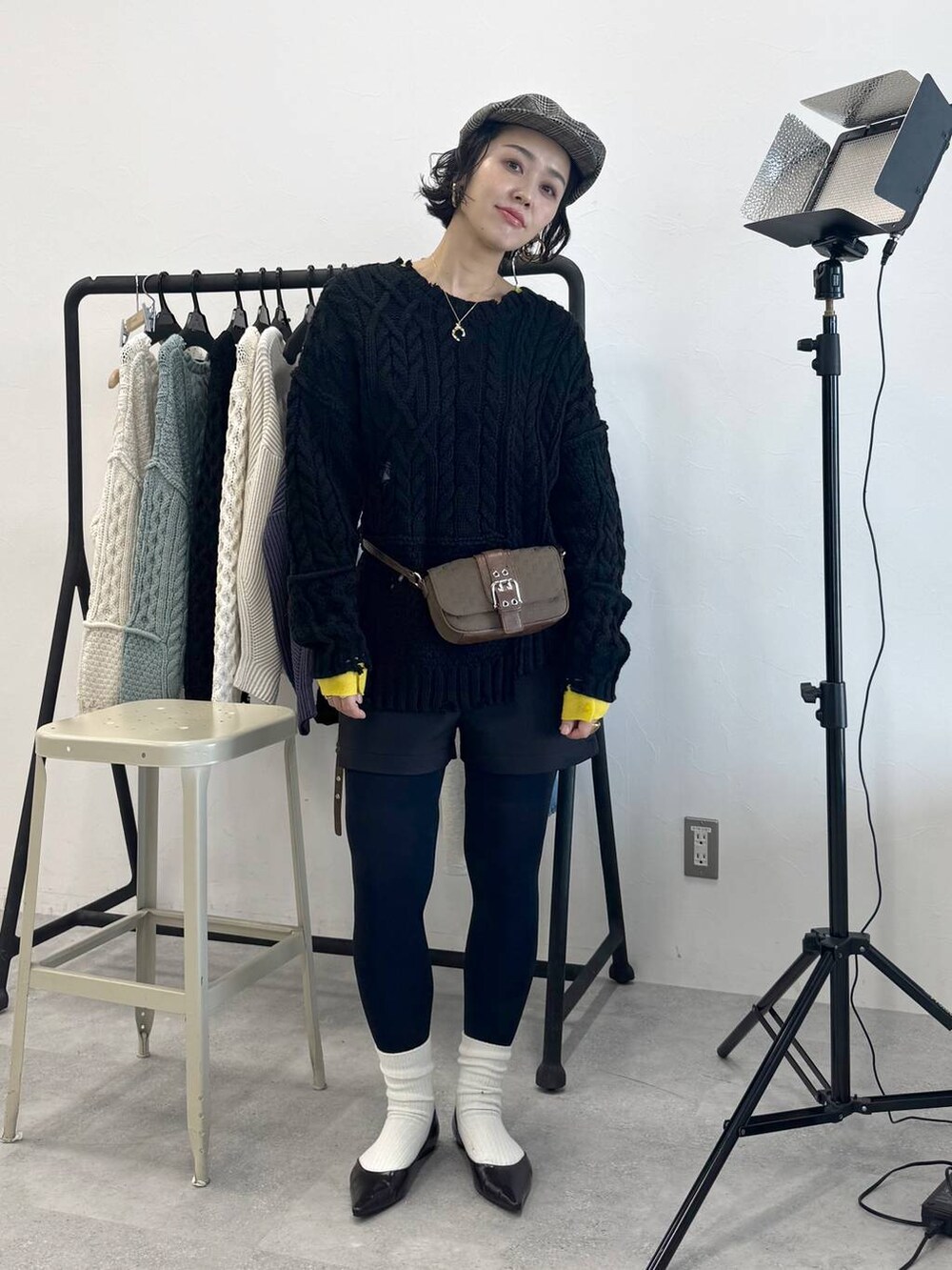 ブラック系のその他パンツ、グレー系のニット/セーター、ブラック系のニット/セーターを着用したレディースの秋コーディネートの2枚目の写真