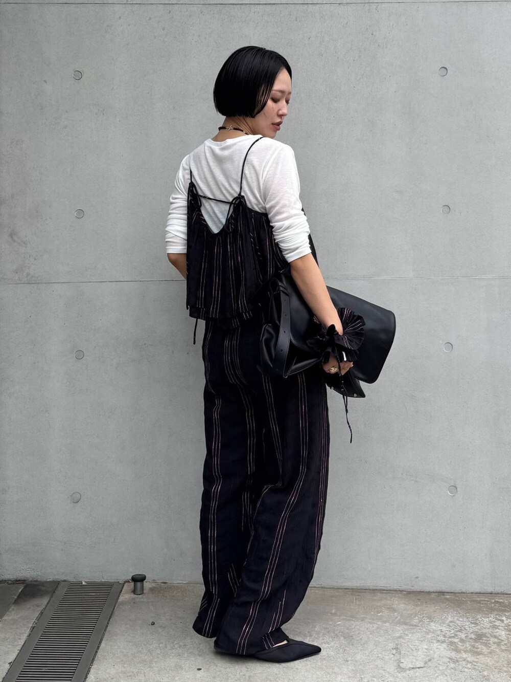 ブラック系のショルダーバッグを着用したレディースの春コーディネートの4枚目の写真