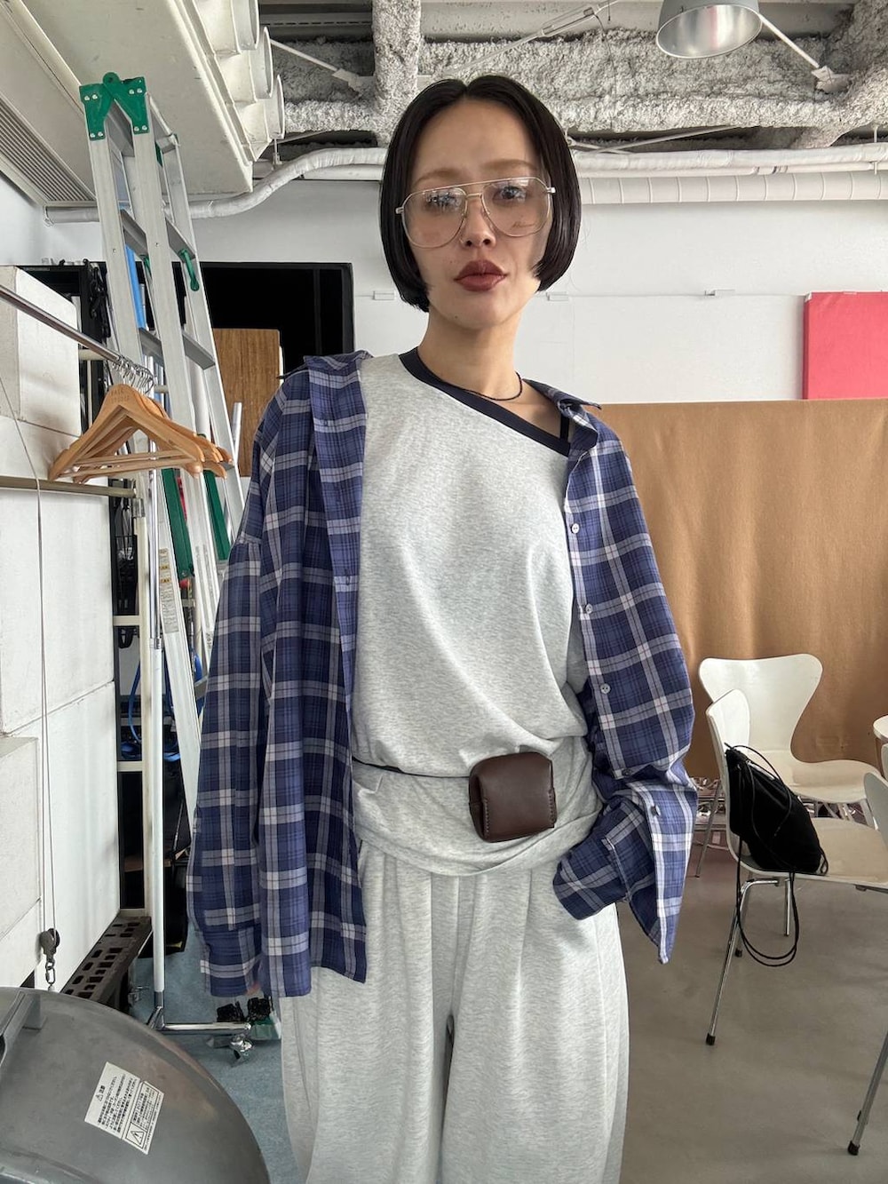 ブラック系のブーツ、ベージュ系のスウェットパンツ、ブラウン系のベルトを着用したレディースの夏コーディネートの2枚目の写真