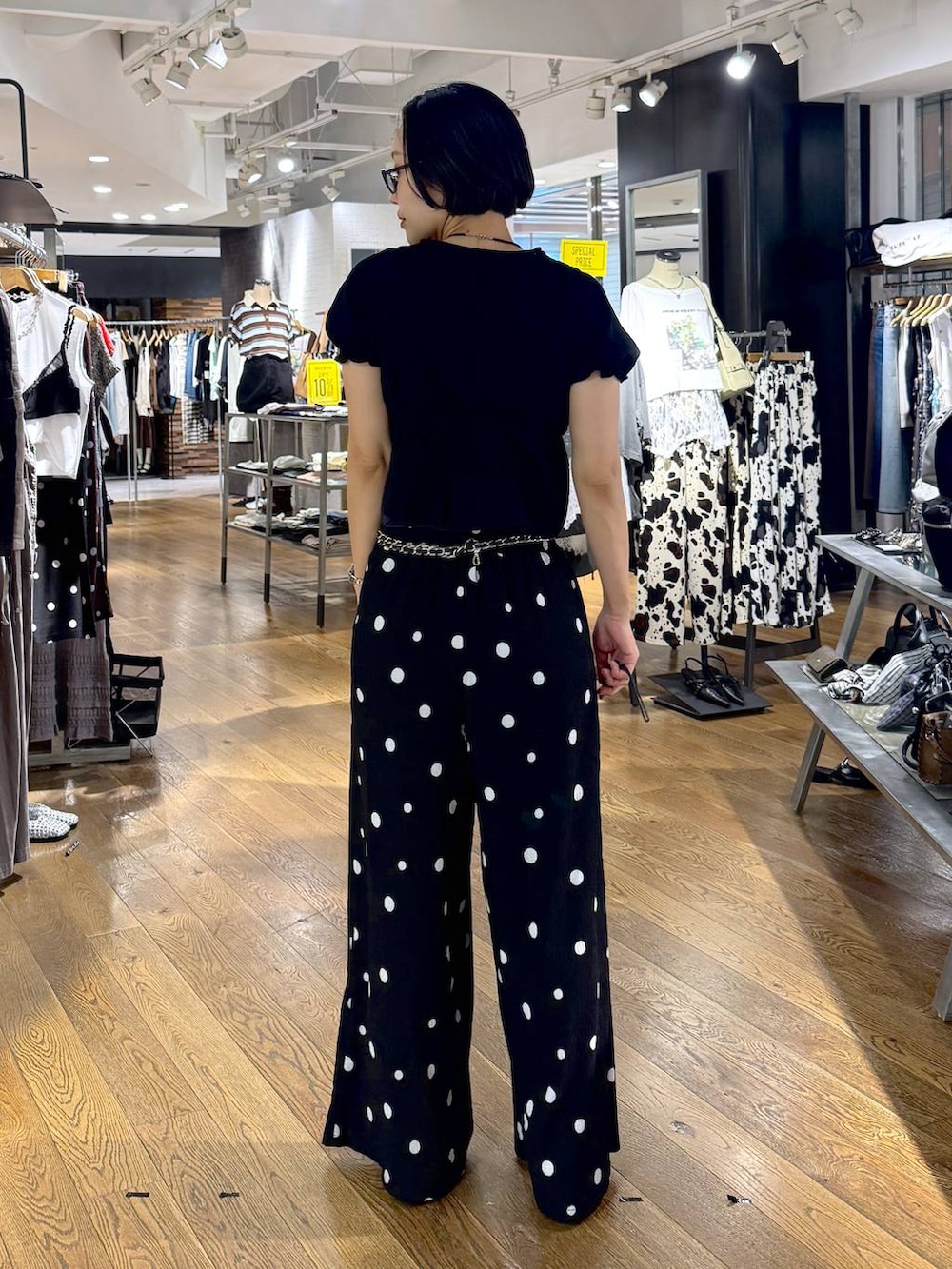 ブラック系のその他パンツ、ブラック系のシャツ/ブラウス、ブラック系のパンプスを着用したレディースの夏コーディネートの4枚目の写真