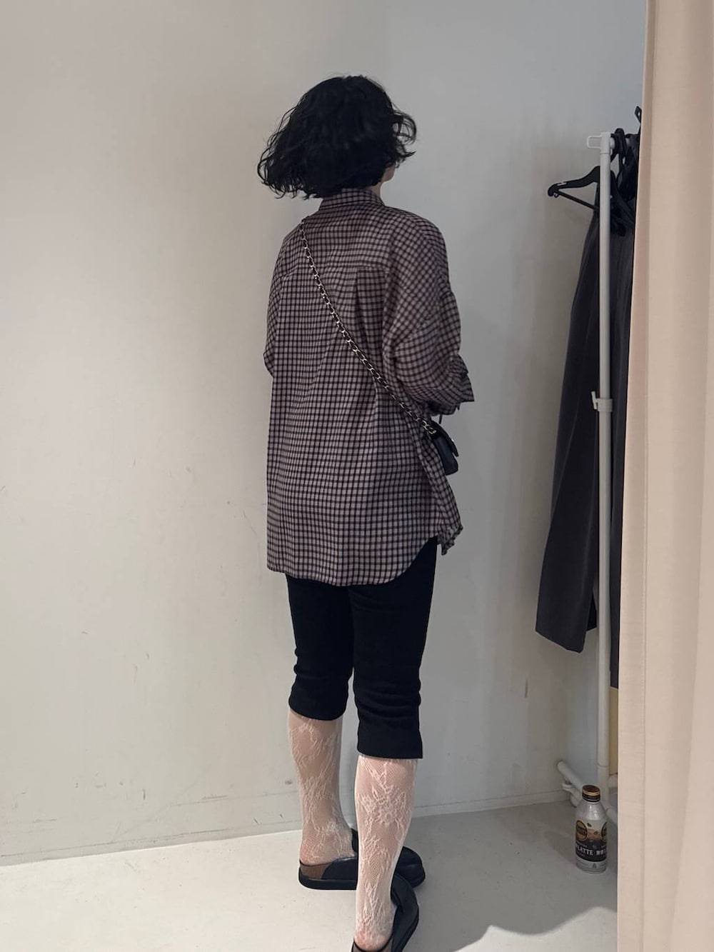 ブラック系のその他パンツを着用したレディースの冬コーディネートの6枚目の写真