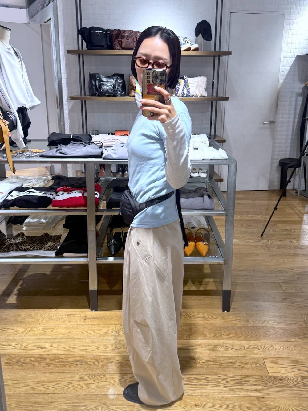 ブラック系のローファー、ベージュ系のその他パンツを着用したレディースの春コーディネートの2枚目の写真