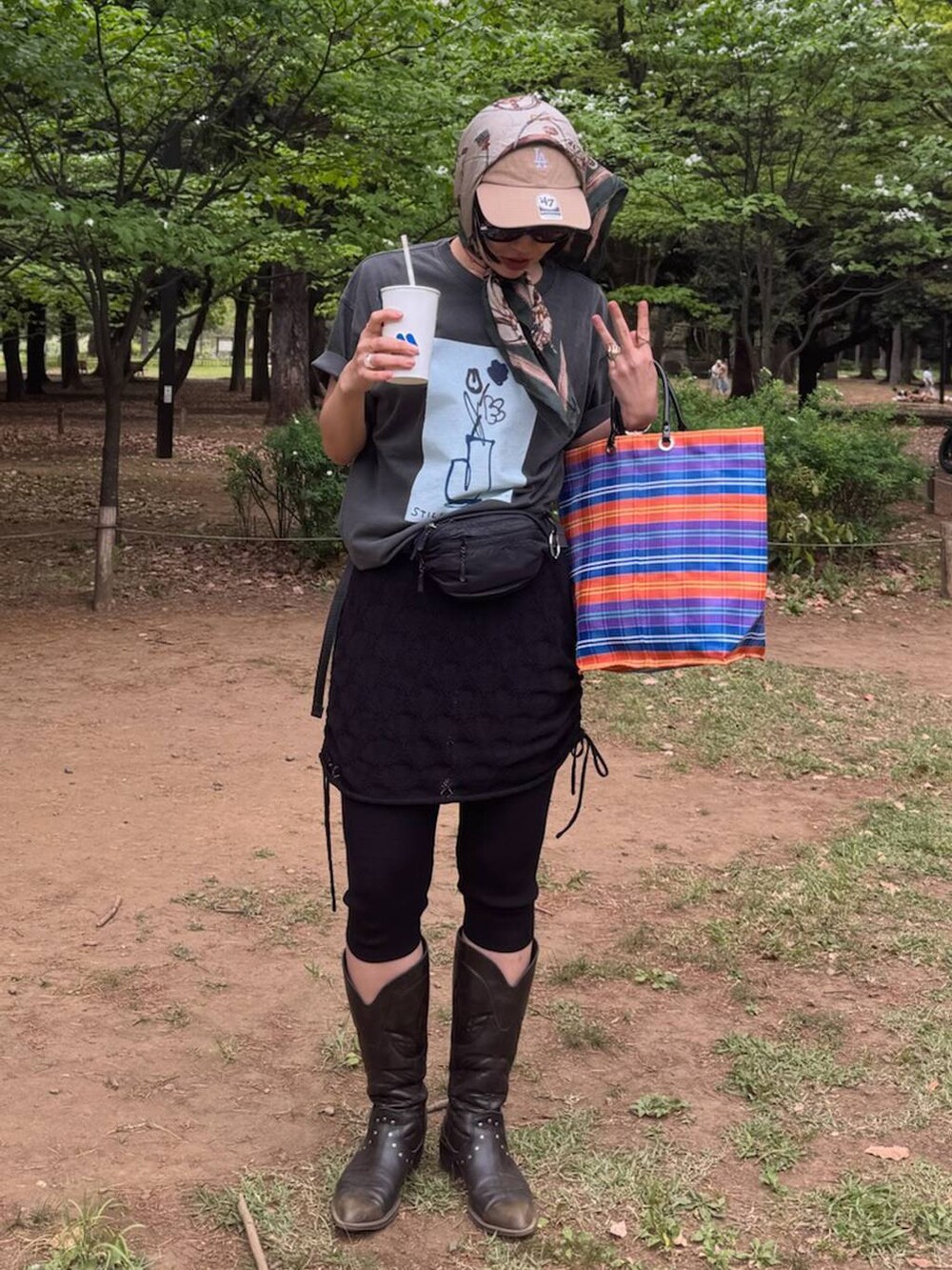 グレー系のTシャツ/カットソー、ブラック系のブーツ、ブラック系のその他パンツを着用したレディースの夏コーディネートの7枚目の写真
