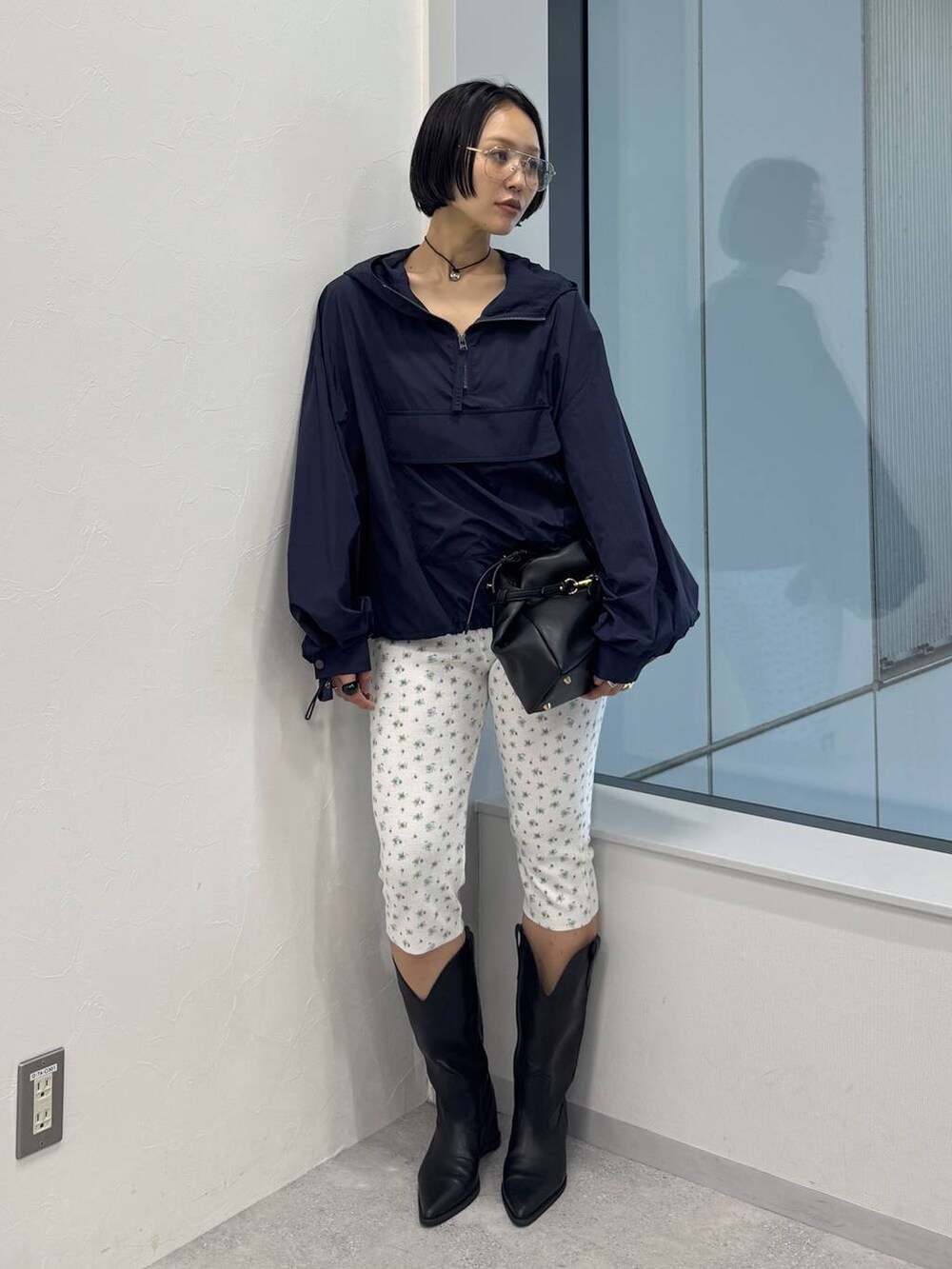 ブラック系のショルダーバッグ、ブラック系のブーツ、ホワイト系のその他パンツを着用したレディースの夏コーディネートの3枚目の写真