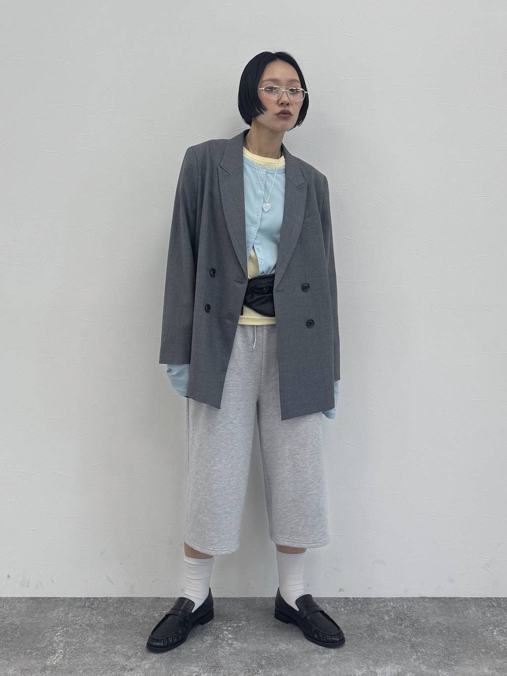 ブラック系のローファー、グレー系のテーラードジャケットを着用したレディースの冬コーディネートの2枚目の写真