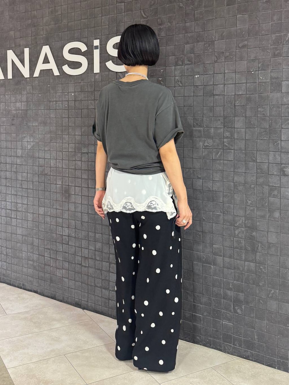 ホワイト系のキャミソール、グレー系のTシャツ/カットソー、ブラック系のパンプスを着用したレディースの夏コーディネートの2枚目の写真