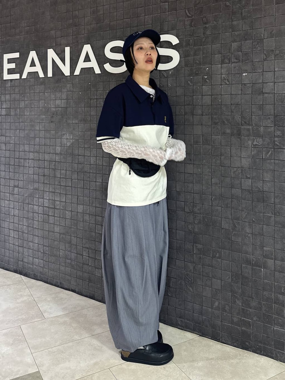 ホワイト系のTシャツ/カットソー、ブラック系のローファー、グレー系のスラックスを着用したレディースの春コーディネートの5枚目の写真