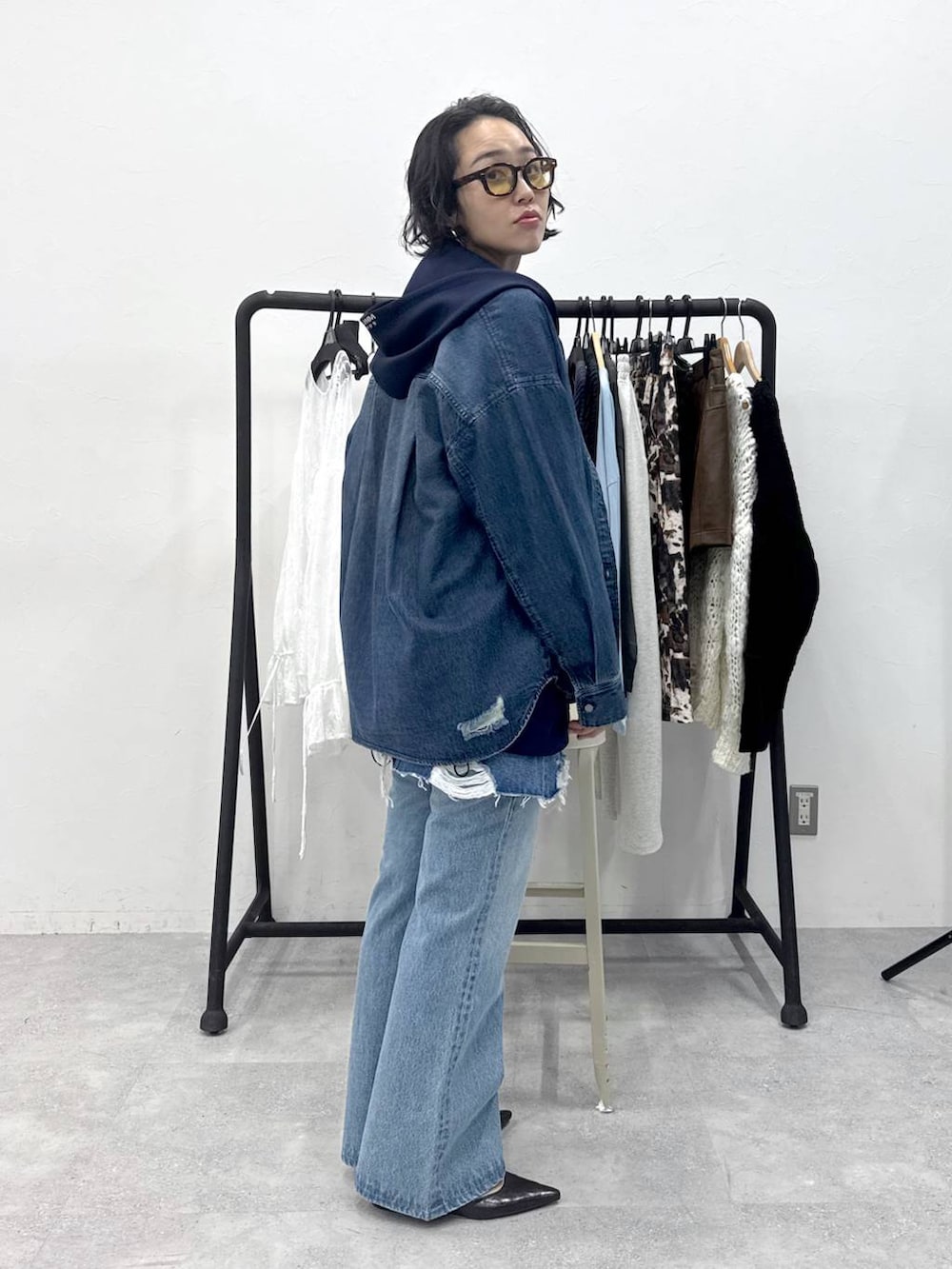 ブルー系のデニムパンツ、グレー系のTシャツ/カットソー、ブルー系のデニムスカートを着用したレディースの秋コーディネートの6枚目の写真