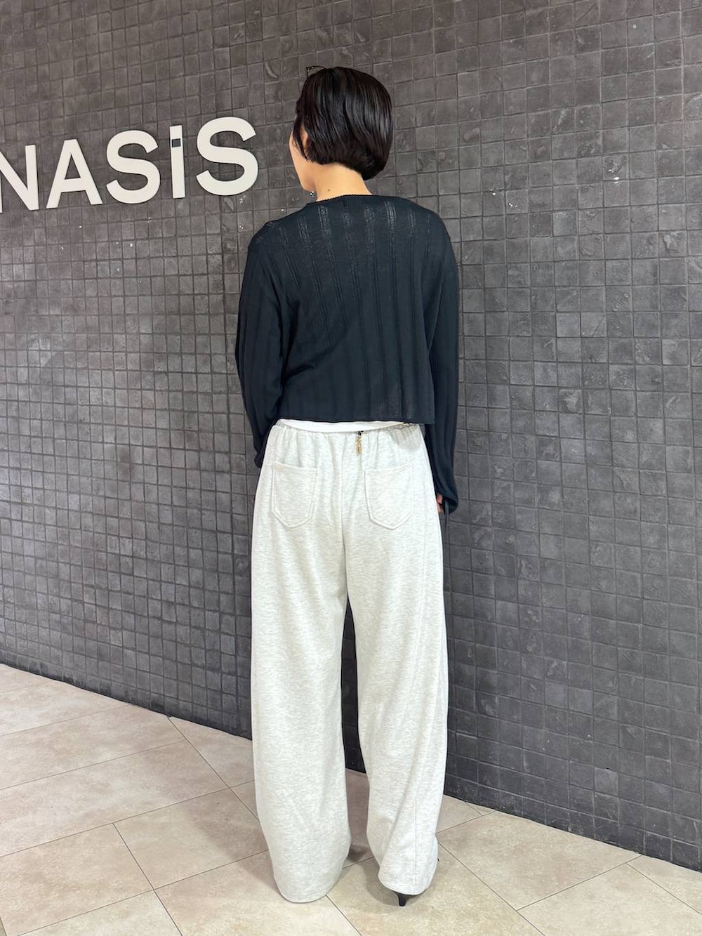ブラック系のカーディガン/ボレロ、ブラック系のパンプス、ホワイト系のTシャツ/カットソーを着用したレディースの夏コーディネートの3枚目の写真