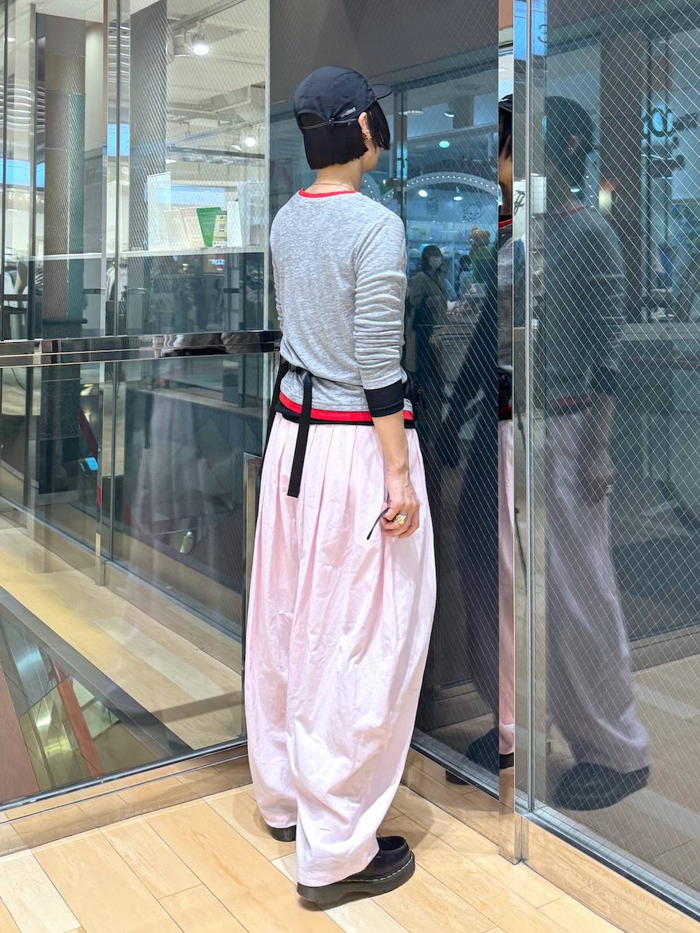 ピンク系のカーゴパンツ、グレー系のTシャツ/カットソーを着用したレディースの春コーディネートの3枚目の写真