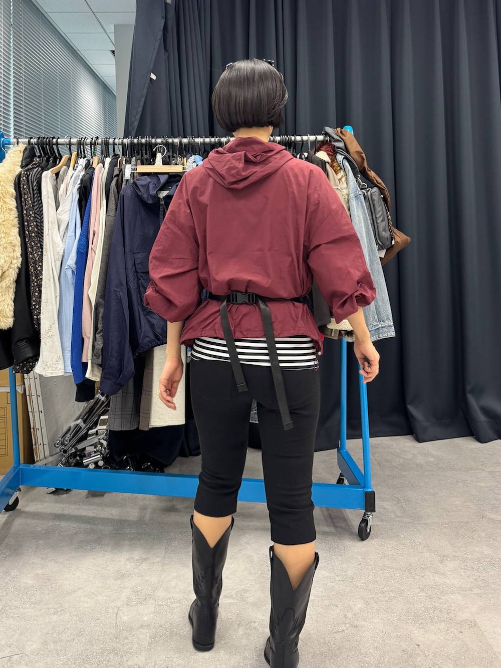 ブラック系のブーツ、ブラック系のその他パンツを着用したレディースの夏コーディネートの4枚目の写真