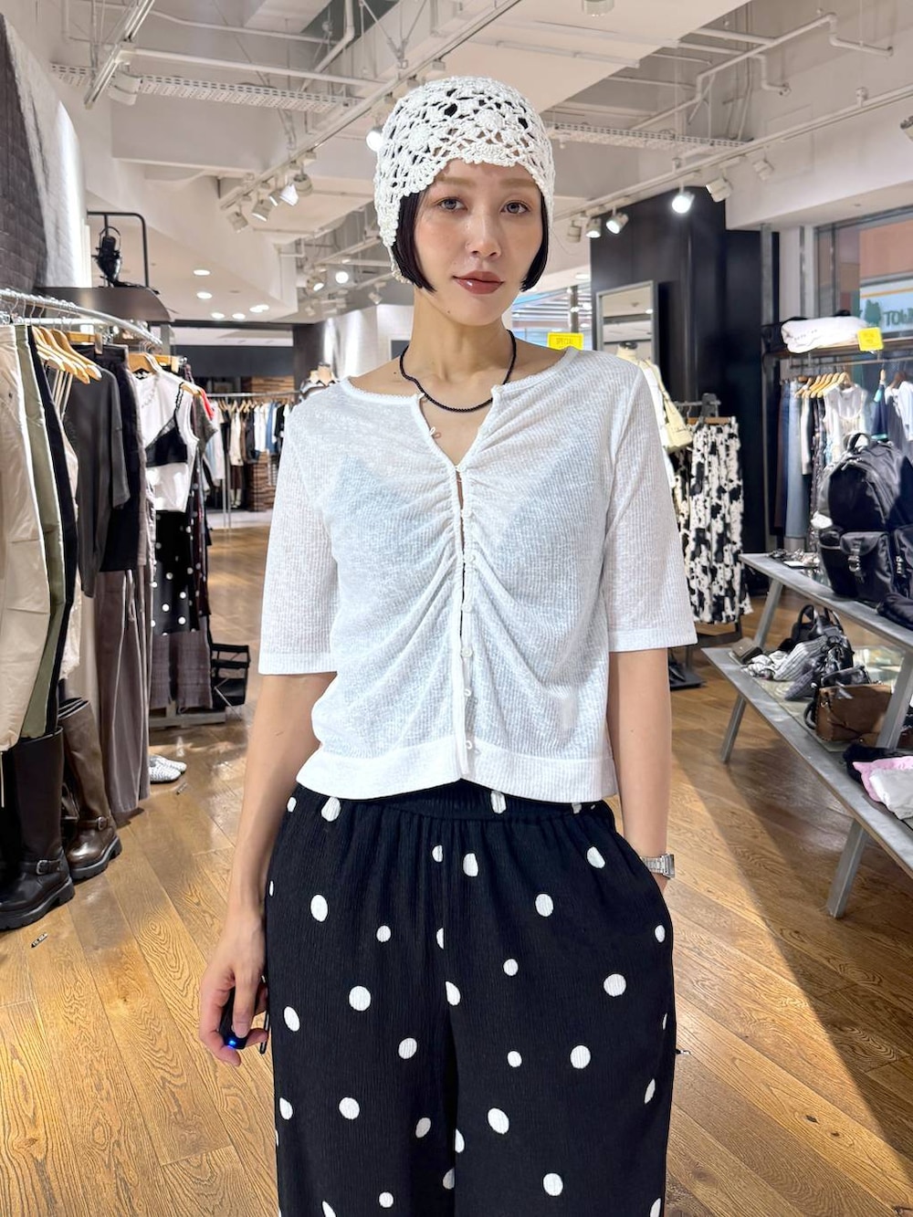 ブラック系のその他パンツ、ホワイト系のカーディガン/ボレロ、ブラック系のパンプスを着用したレディースの夏コーディネートの5枚目の写真
