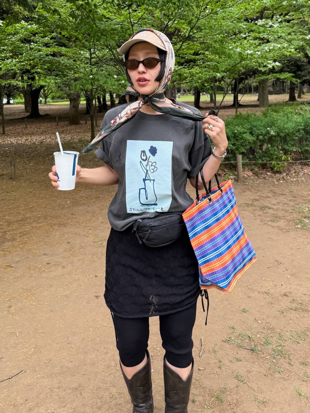 グレー系のTシャツ/カットソー、ブラック系のブーツ、ブラック系のその他パンツを着用したレディースの夏コーディネートの4枚目の写真